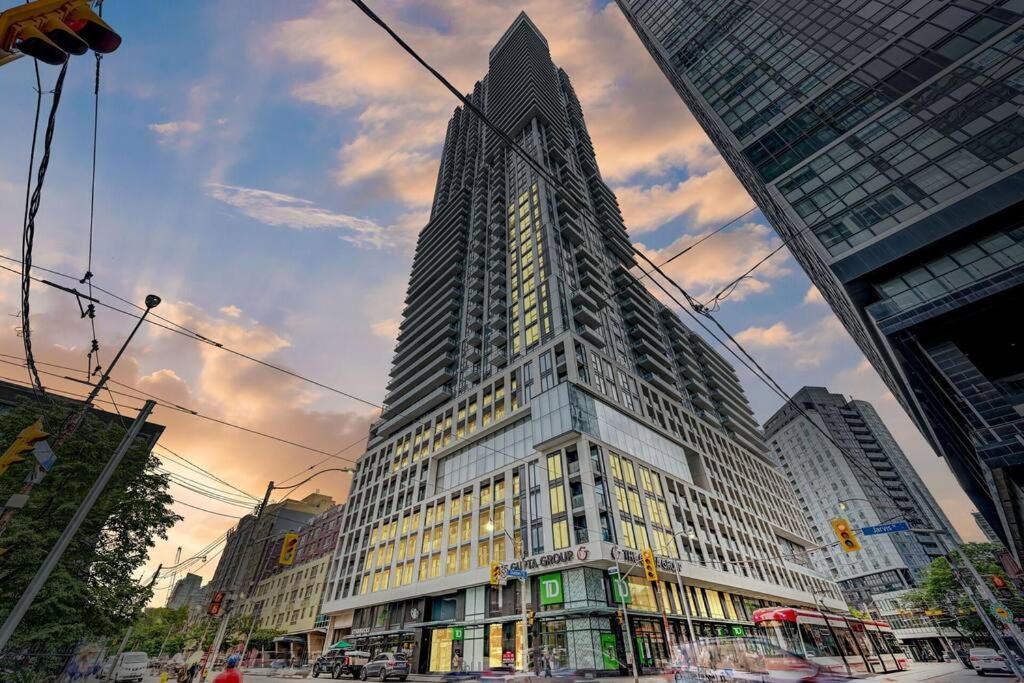 Elegant Condo Near Eaton Centre Mall Toronto Exterior photo