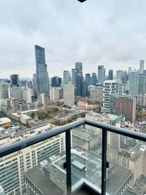 Elegant Condo Near Eaton Centre Mall Toronto Exterior photo