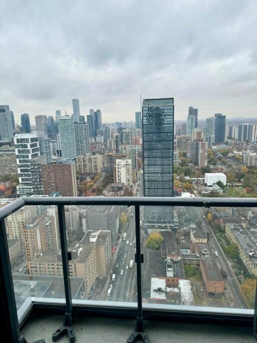 Elegant Condo Near Eaton Centre Mall Toronto Exterior photo